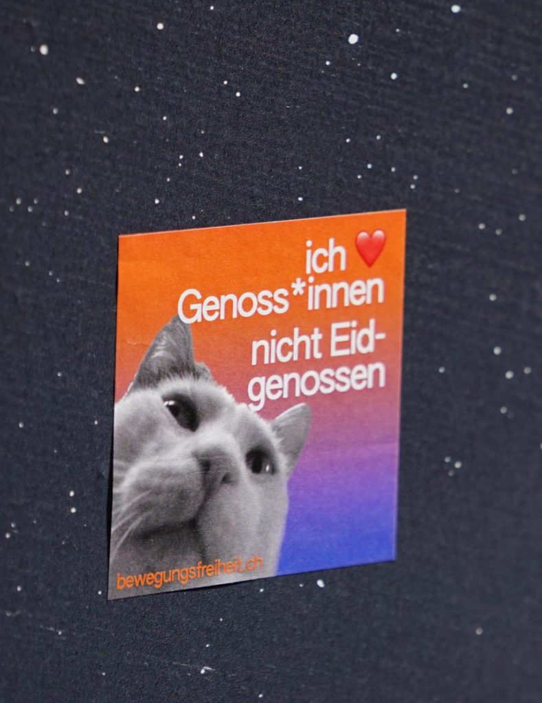 Sticker mit der Aufschrift «ich liebe Genoss*innen, nicht Eidgenossen» und einem Katzengesicht